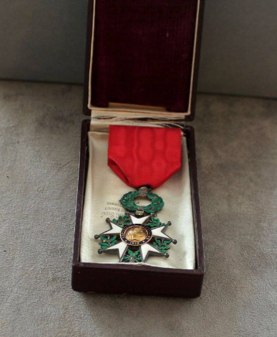 Médaille D'or Avec Laurier Accroché Au Ruban Rouge