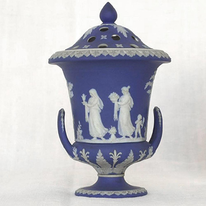 Brûle-parfum en Wedgwood bleu et blanc orné de décors de style néo-grec